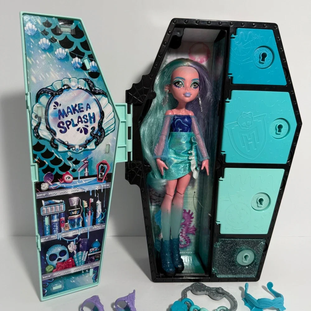 Monster High Lagoona Blue Skulltimate Secrets Fearidescent w Coffin Case
